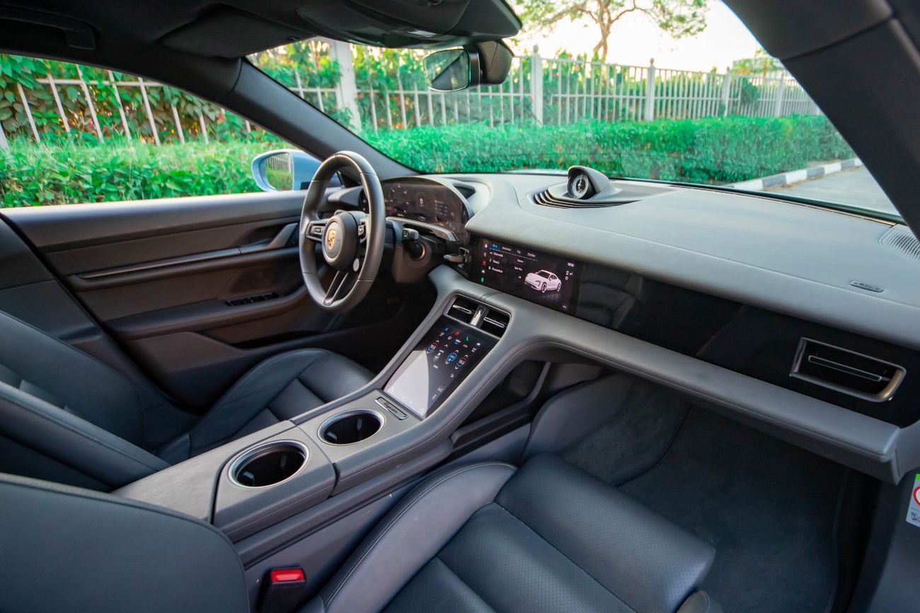 بورش تايكان Base