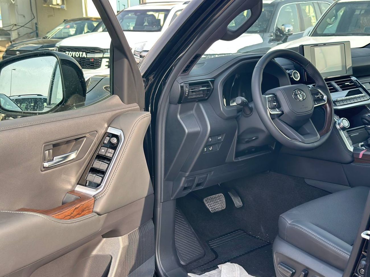 Toyota Land Cruiser GXR 4.0L PTR A/T // 2026 // High Option with DVD&Back Camera , Cooling Seats , Rear Screen // Special Of