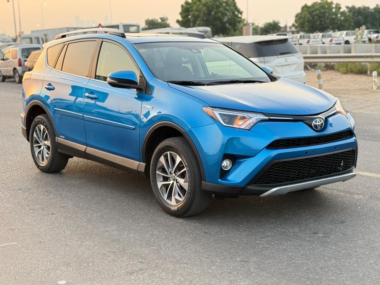 Toyota RAV4 XLE 2.5L Hybrid XLE sunroof, full Option
