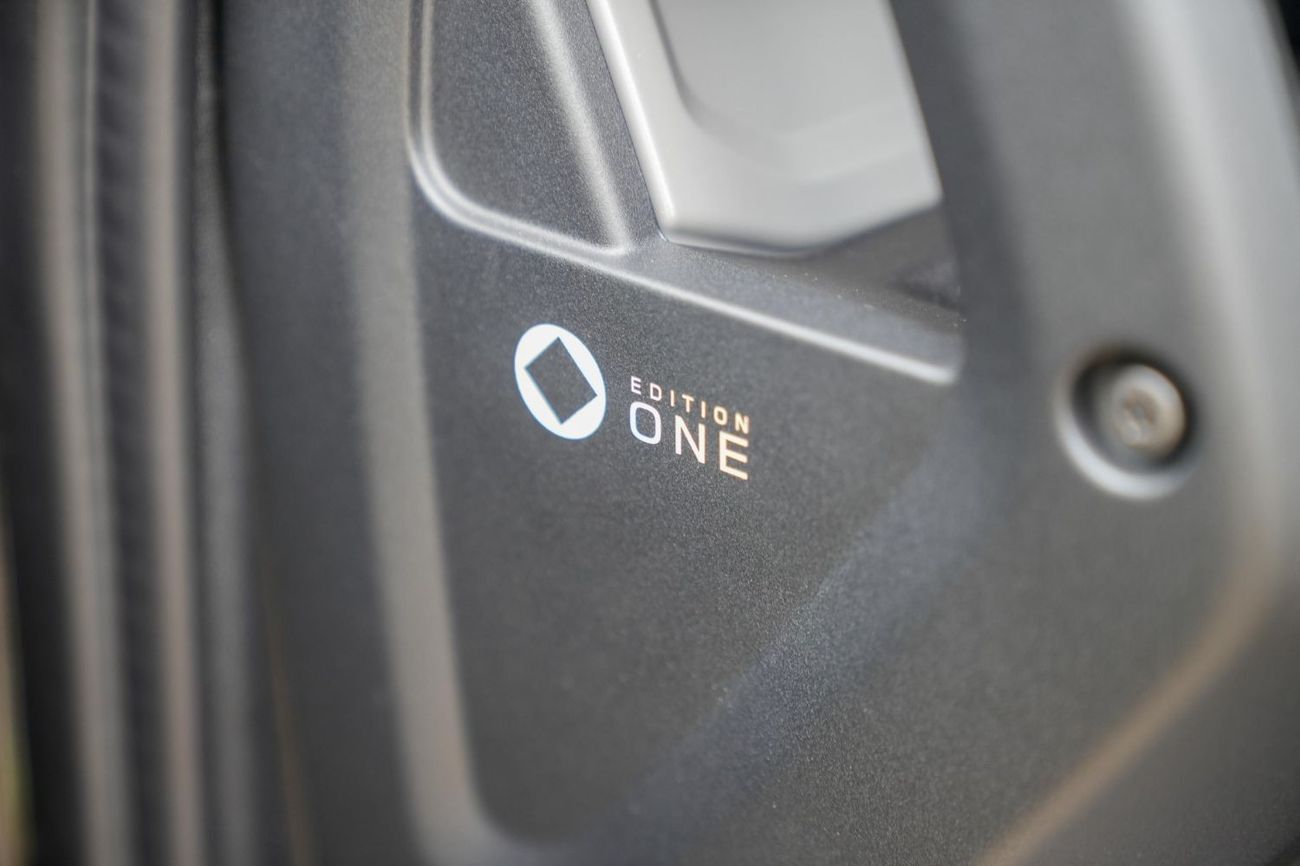 Land Rover Defender 2025 Land Rover Defender 110 P635 Octa Edition One (Gray)