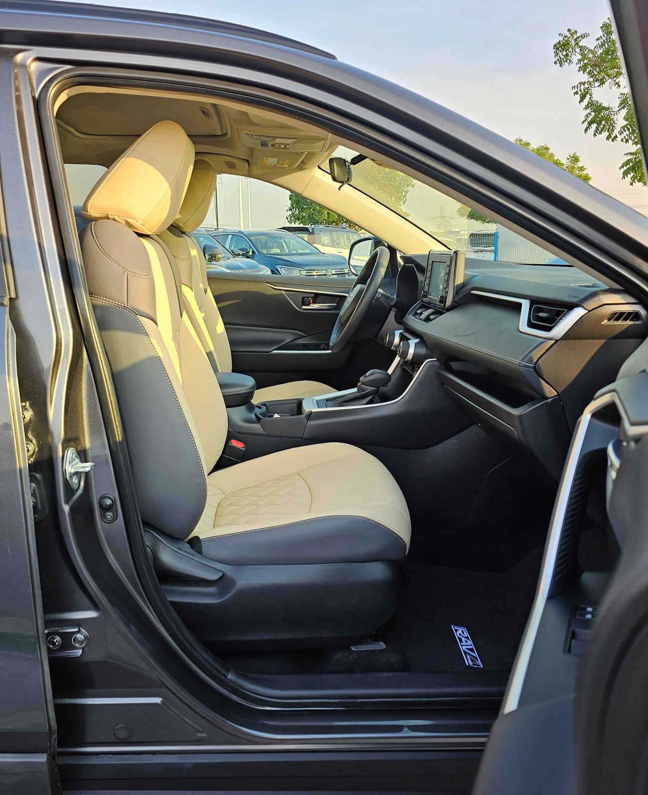 Toyota RAV4 XLE SUNROOF // 886  AED Monthly // 2.5L // V4 // FULL OPTION (LOT # 55037)