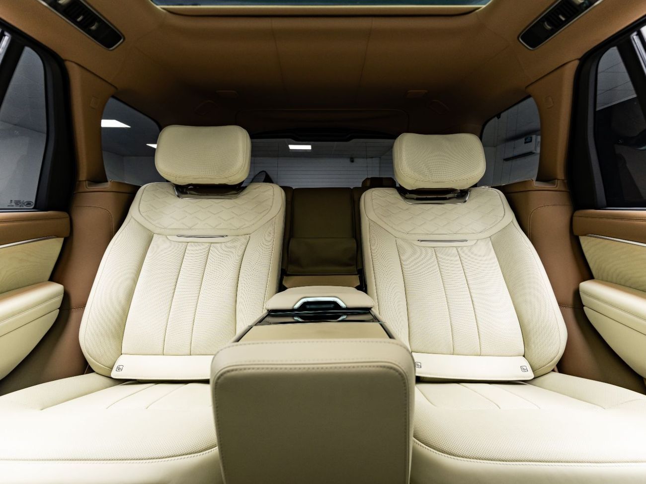 Land Rover Range Rover LWB SV P615 4.4L 2024 Range Rover Vogue SV, 2029 Al Tayer Warranty, Full Service History, Low KMs