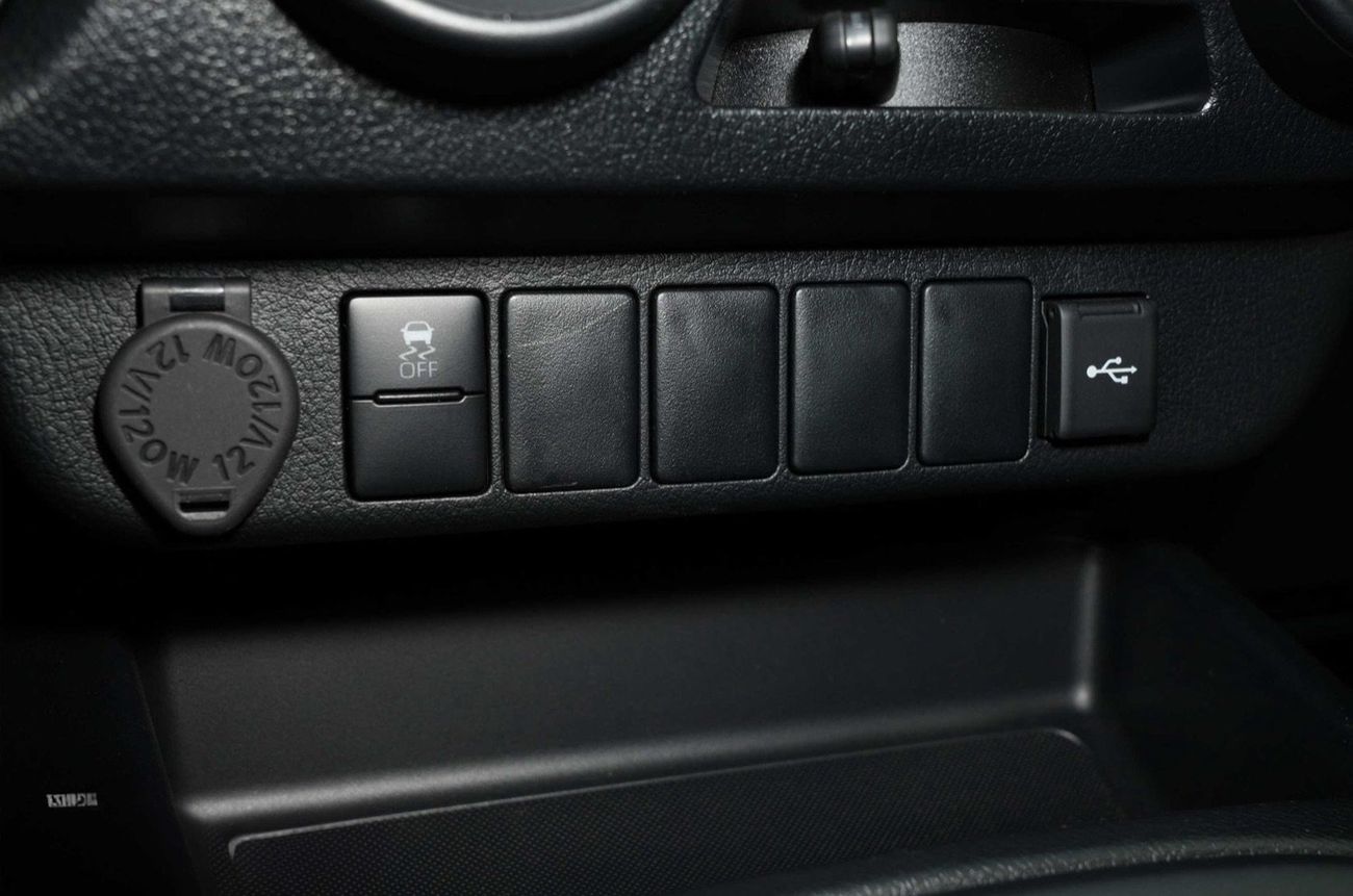 Toyota Hilux 2.4L 4X4 D/C STD(i) M/T DSL