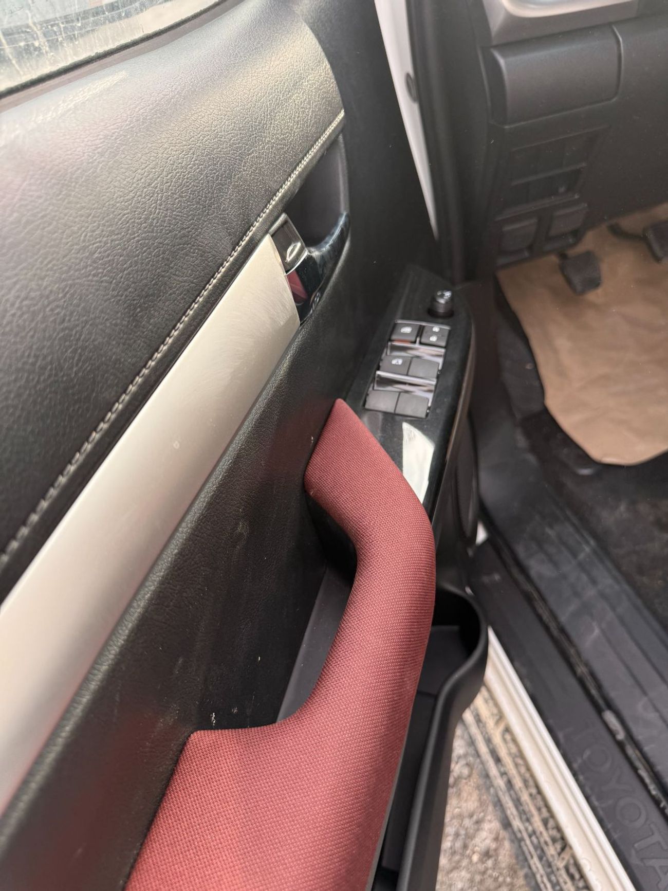 تويوتا هيلوكس 2.7L - Super White Inside Red