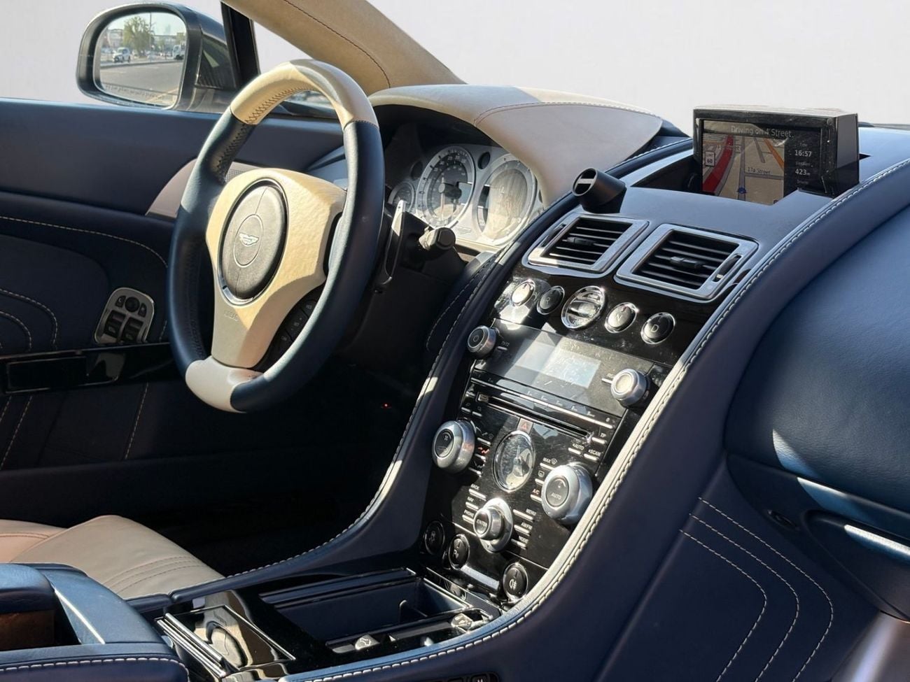 Aston Martin Vantage ASTON MARTIN VANTAGE S Cabriolet | 4.7L V8 | 2014 | GCC SPECS