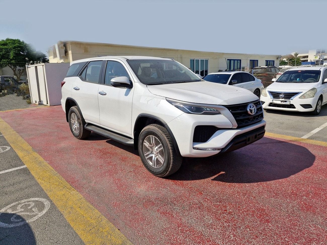 Toyota Fortuner EXR Toyota Fortuner (TGN156) – 2.7L Petrol – 4WD – White – 2025 Model