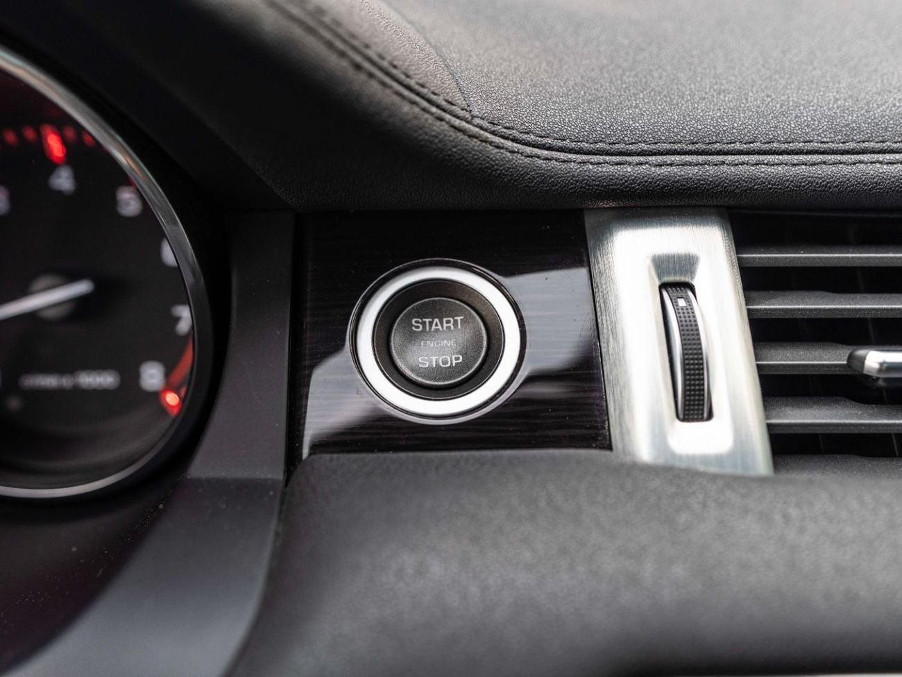 Land Rover Range Rover Evoque Dynamic Plus 2.0L (5 Door)