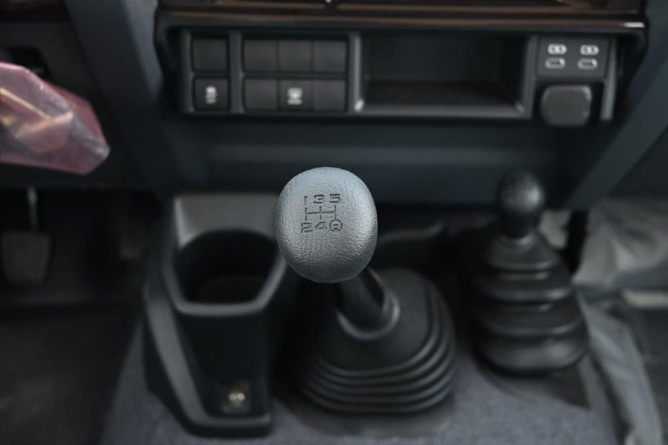 تويوتا لاند كروزر 70 2024 TOYOTA LAND CRUISER 76 HARDTOP 4.0L 4WD 6-SEATER MT