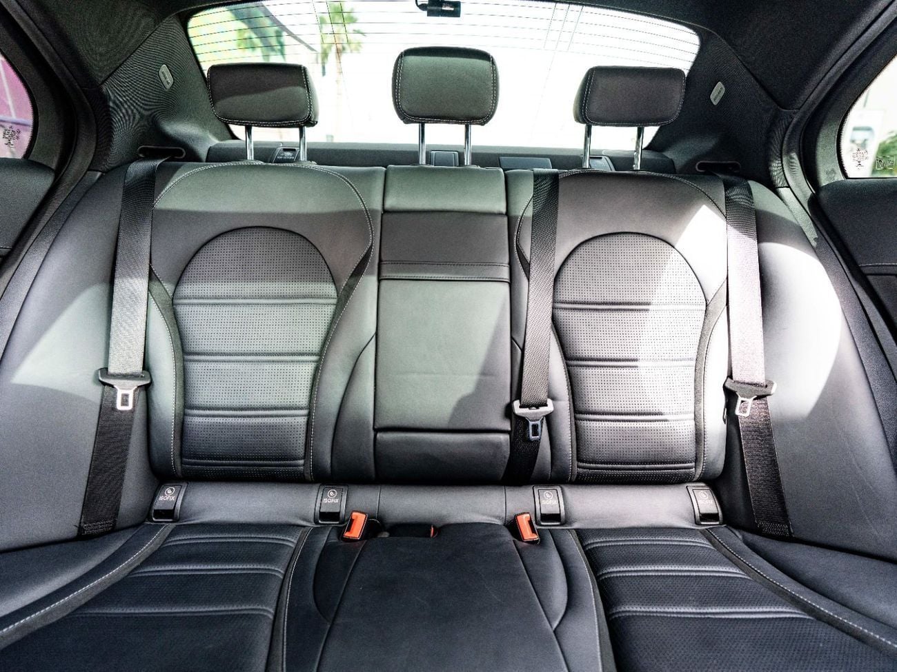 مرسيدس بنز C 63 AMG Std 4.0L Sedan