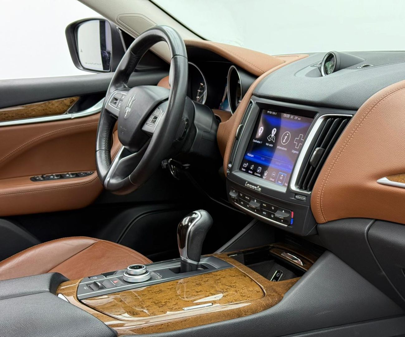 Maserati Levante Std 3.0L (350 HP) 2017 Maserati Levante, Service History, Fully Loaded, Excellent Condition, GCC