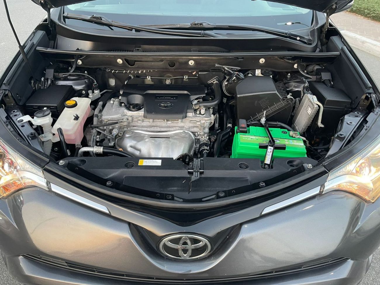 Toyota RAV4 2017 Toyota Rav4 XLE 2.5L V4 Full Option - 4x4 AWD - Sunroof