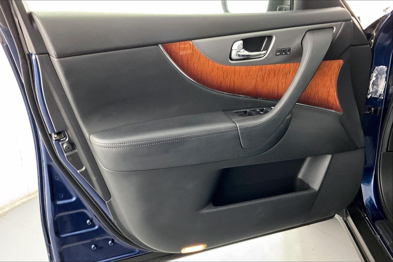 Infiniti QX70 Luxury / Luxe Sensory