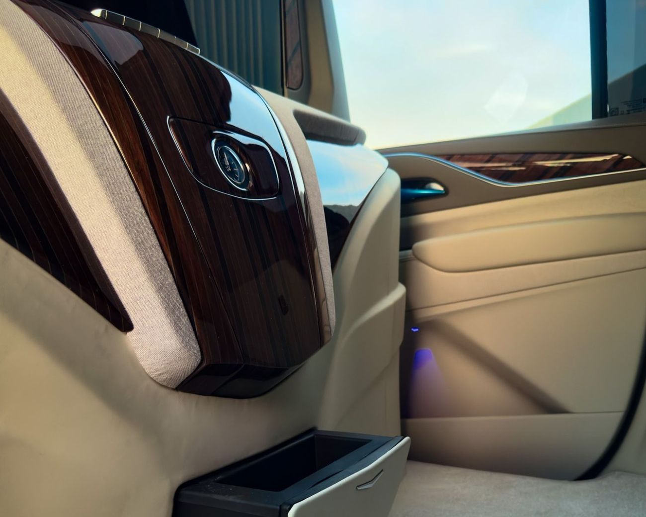 Cadillac Escalade Sport Platinum 6.2L AWD VIP INTERIOR CABIN (EXPORT ONLY)