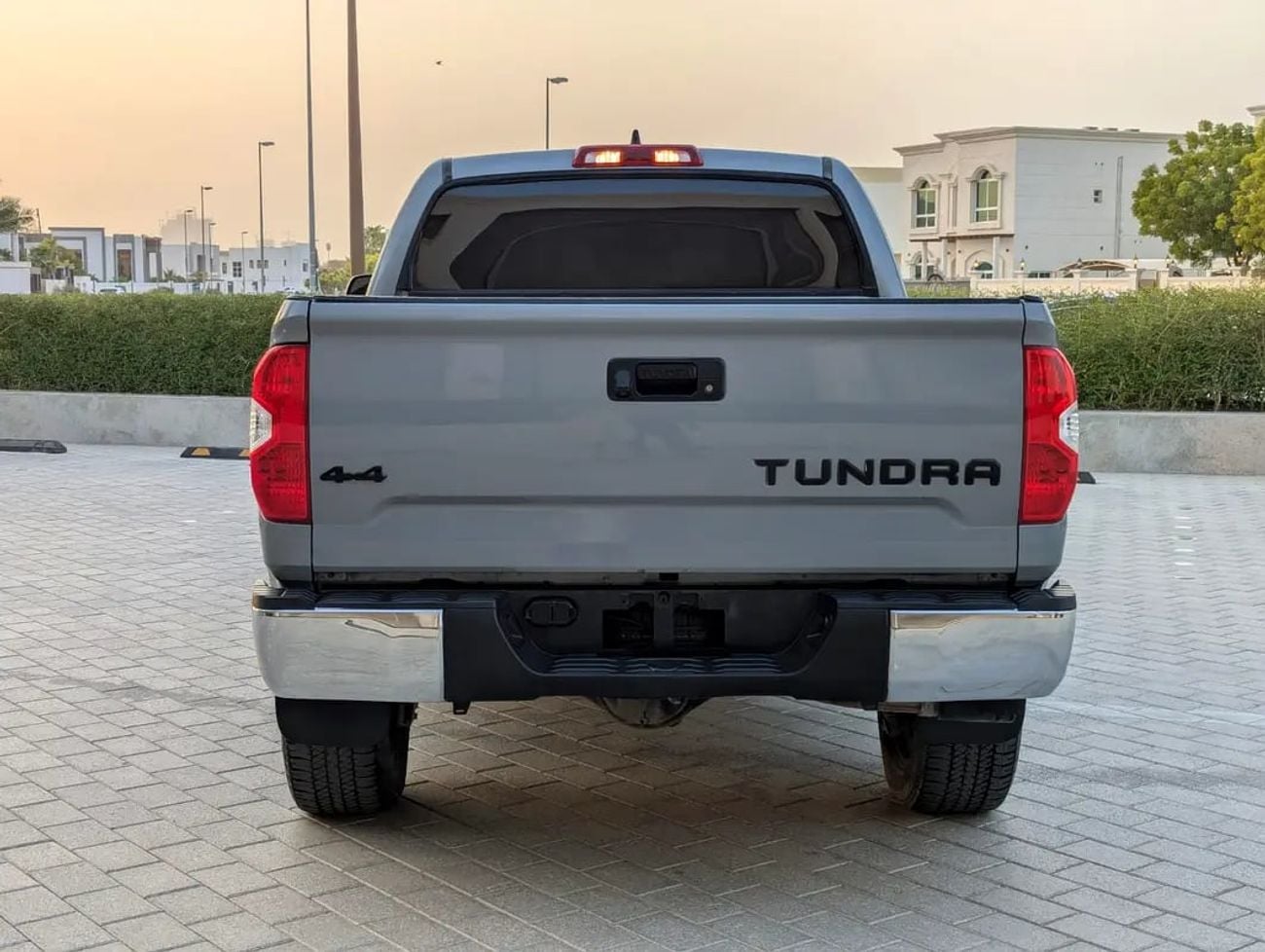 Toyota Tundra Crewmax SR5 - GCC Specs interior and Exterior Excellent Condition