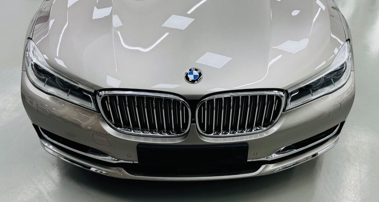 بي أم دبليو 750Li Luxury 4.4L (523 HP)