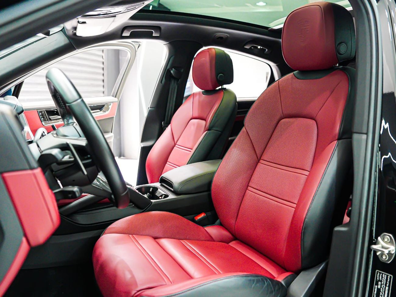 Porsche Cayenne COUPE, Carbon Interior, Panoramic Roof, Sport Chrono, Al Nabooda Warranty!!