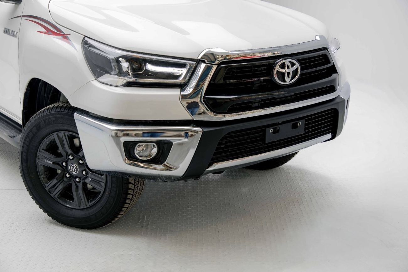 تويوتا هيلوكس GLX 2.7L - White Inside Maroon | Export Only