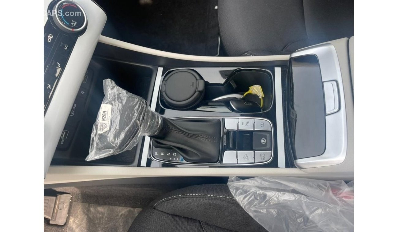 Hyundai Tucson 2.0   PETROL AT FWD WITH, SCREEN ,CAMERA,  USB, POWER SEATS