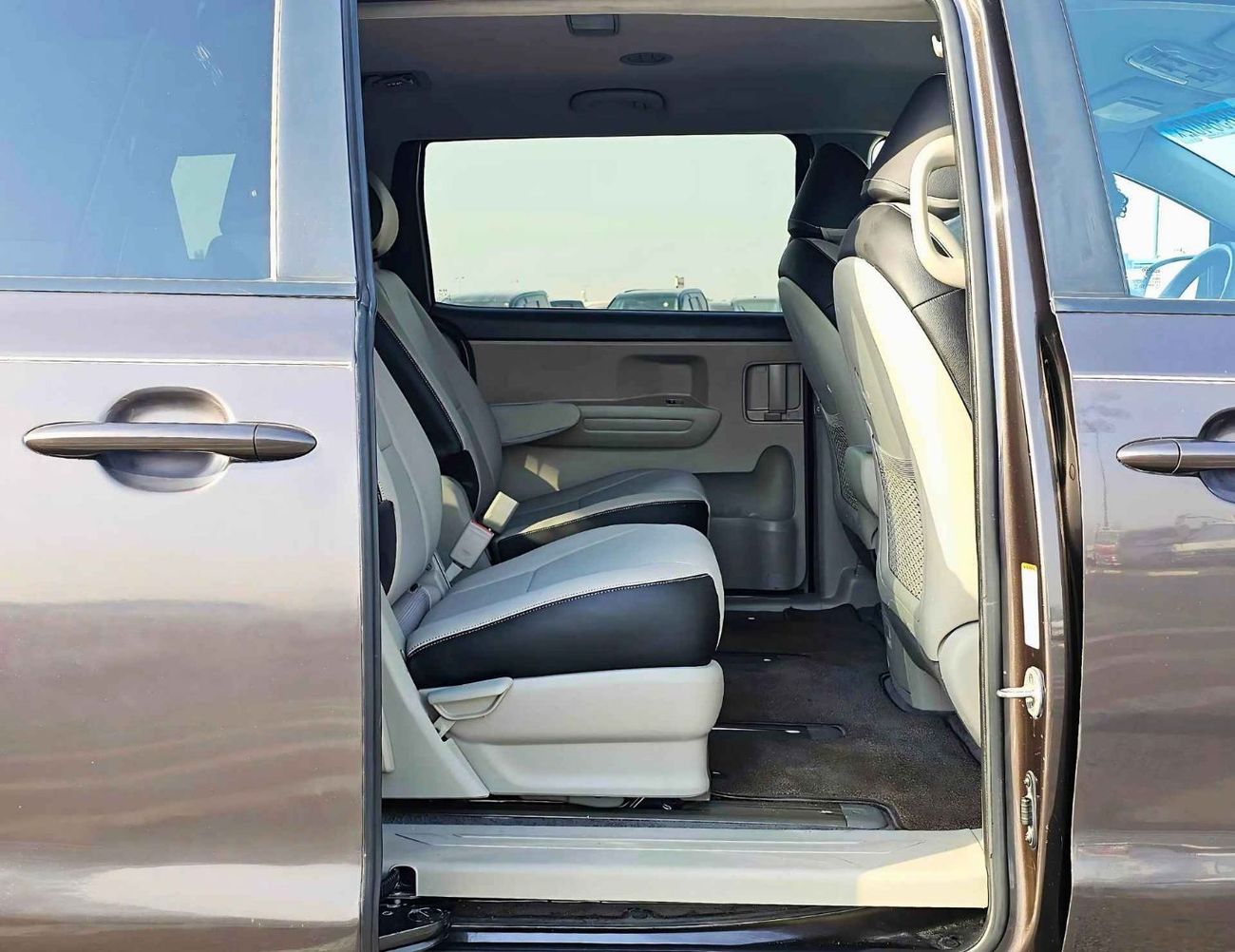 Kia Sedona LX / V6 / 3.3L / 7 SEATS / EXPORT ONLY / LOT# 31911