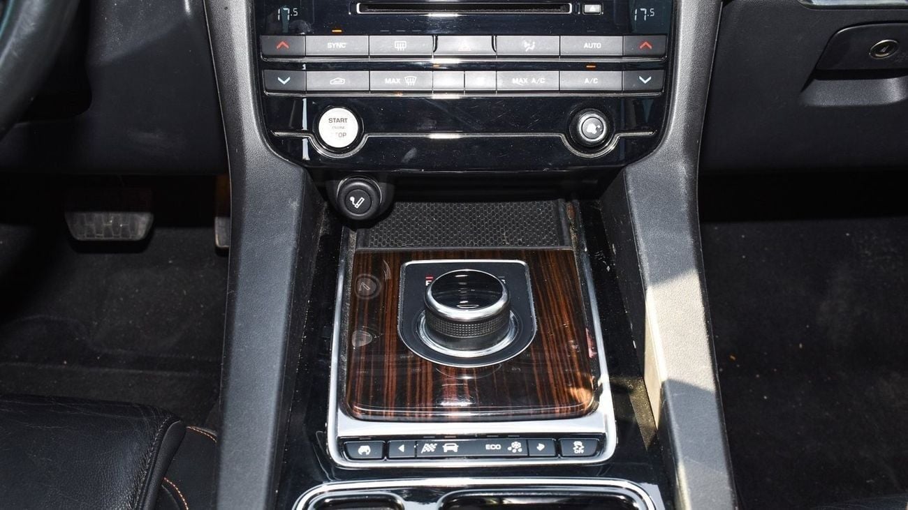 جاكوار F بيس PRESTIGE 35 AWD