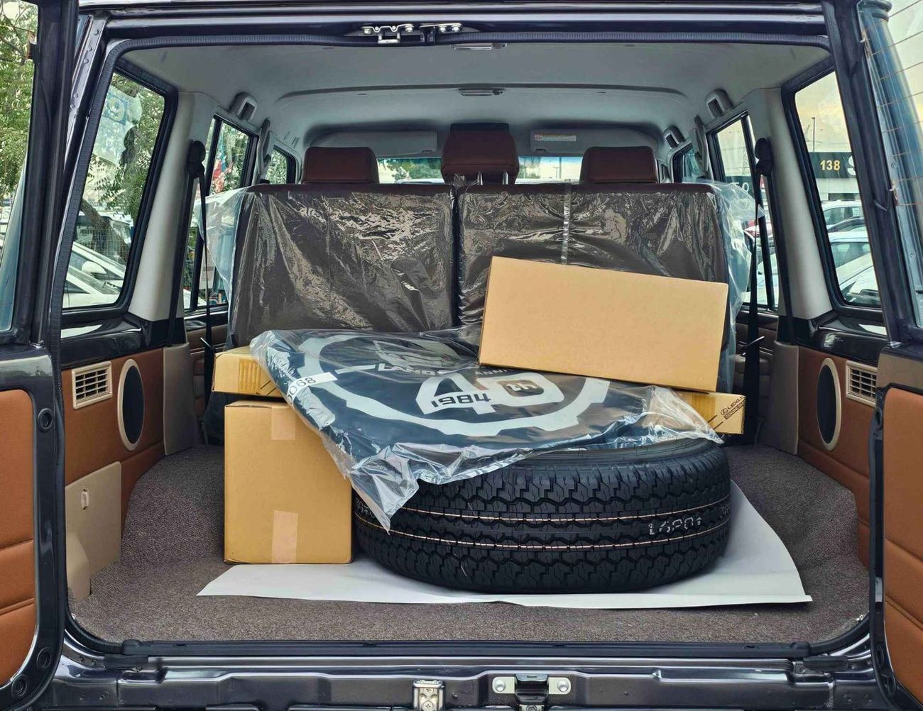 تويوتا لاند كروزر 70 LX LC76 / 4.0L PETROL A/T / DIFFLOCK / WINCH, SNORKEL / REFRIGERATOR / OVER FENDER (CODE # 76PAF)