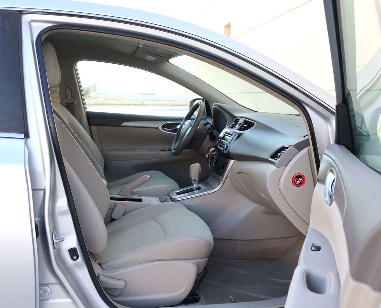 Nissan Sentra ACCIDENTS FREE - GCC - ENGINE 1600 CC - ORIGINAL PAINT - PERFECT CONDITION INSIDE OUT