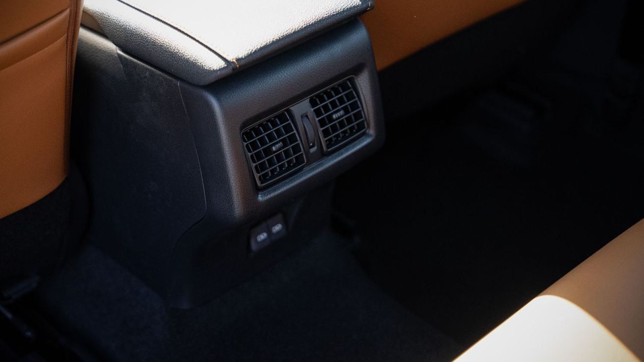 تويوتا كامري GLE 2.5L - Black Inside Yellow Brown