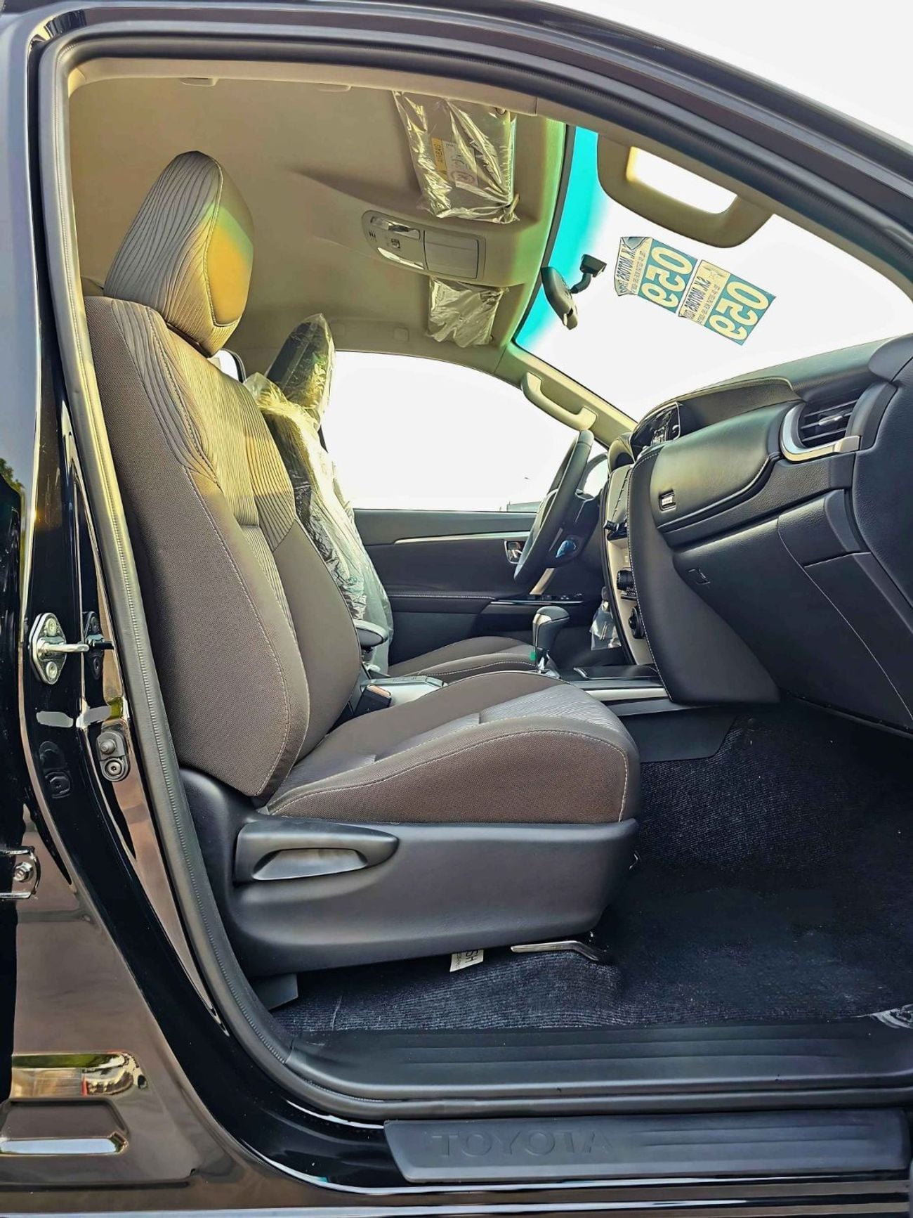 تويوتا فورتونر VXR 4.0L V6 PETROL / AUTO AC / DIFF LOCK / DVD CAMERA (CODE # F6S)