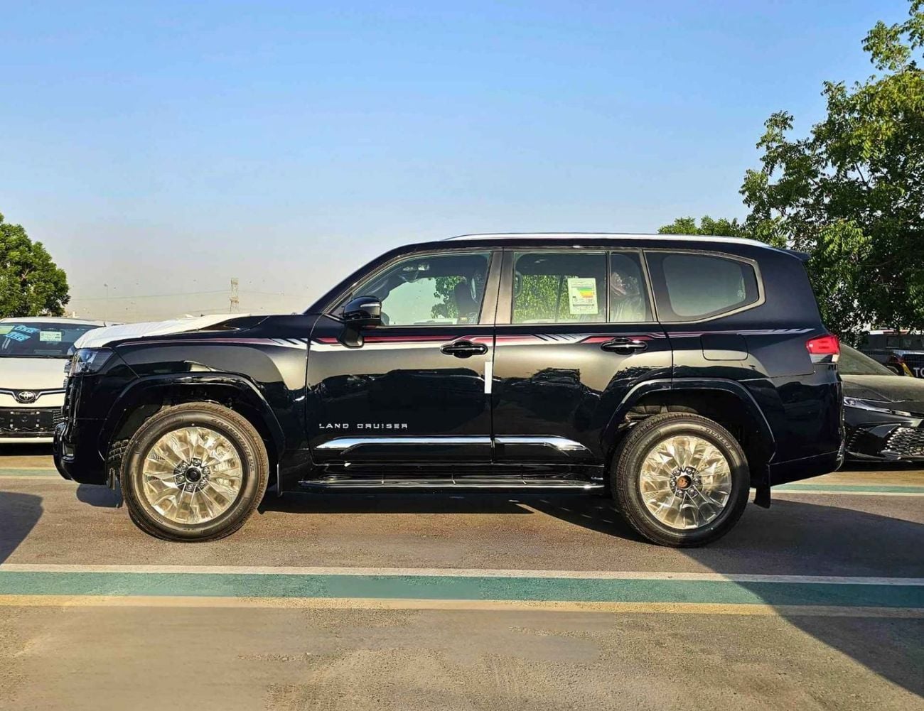 تويوتا لاند كروزر GXR || 3.5L PETROL V6 / SMALL DVD / BIG BUMPER / 2 PWR SEAT + LEATHER / SUNROOF / CHROME CLADDING /