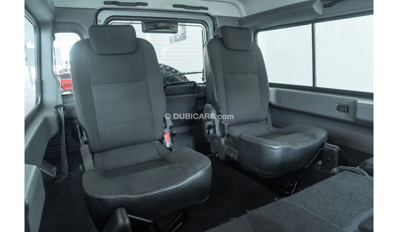 Land Rover Defender 2013 Land Rover Defender TD4 2.4L / Comfort Pack & Exterior Pack / Full-Service History