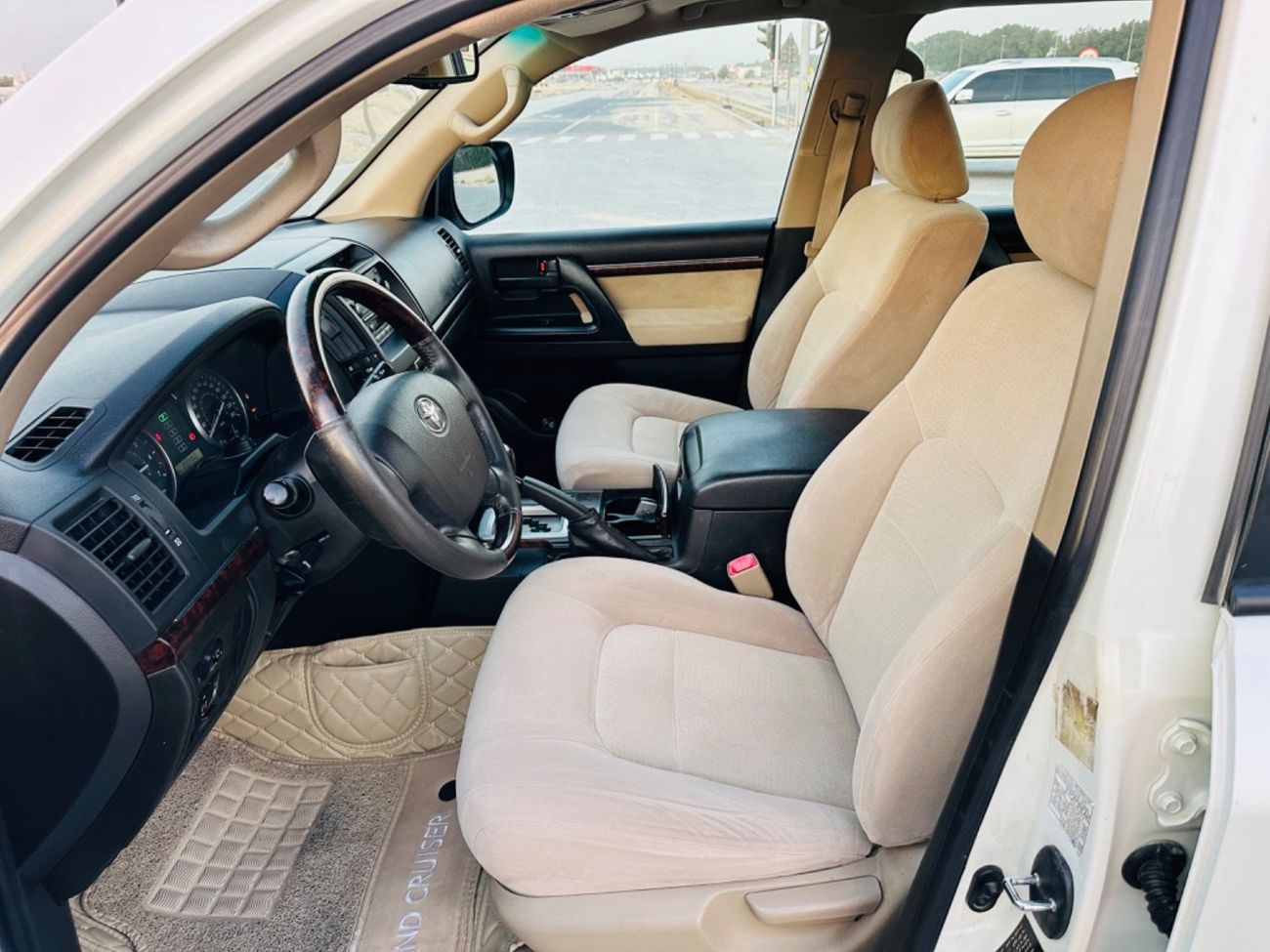 Toyota Land Cruiser MODEL 2010 GCC CAR PERFECT CONDITION INSIDE AND OUTSIDE FULL OPTION SUN ROOF LEATHER SEATS