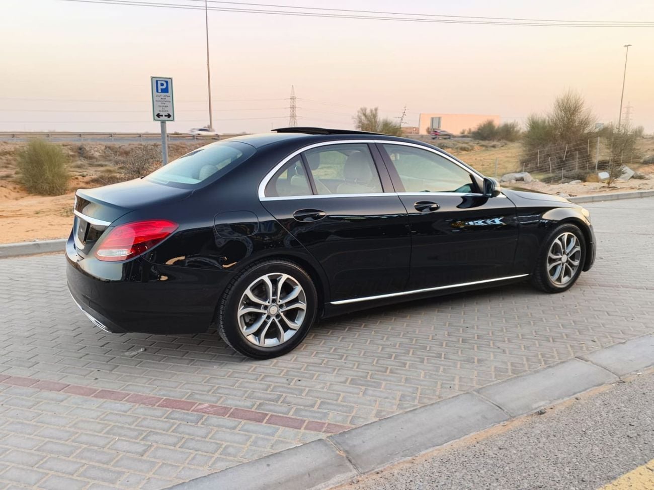 مرسيدس بنز C 300 قمة الأناقة! مرسيدس بنز C 300 موديل 2017 | حالة نظيفة جداً | 170,000 كم – رفاهية بسعر لا يُنافس!