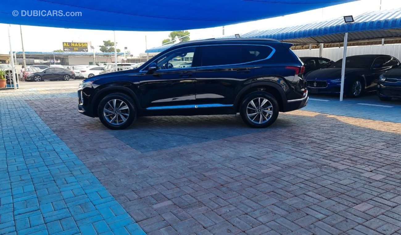 Hyundai Santa Fe car in good condition 2020 2.4L 4WD full configuration