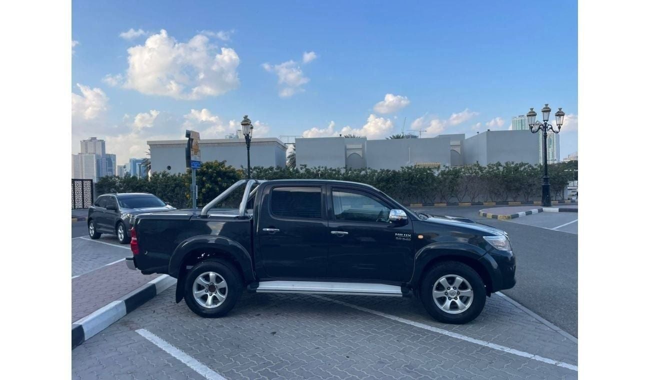 تويوتا هيلوكس diesel 3.0 liter automatic right hand drive