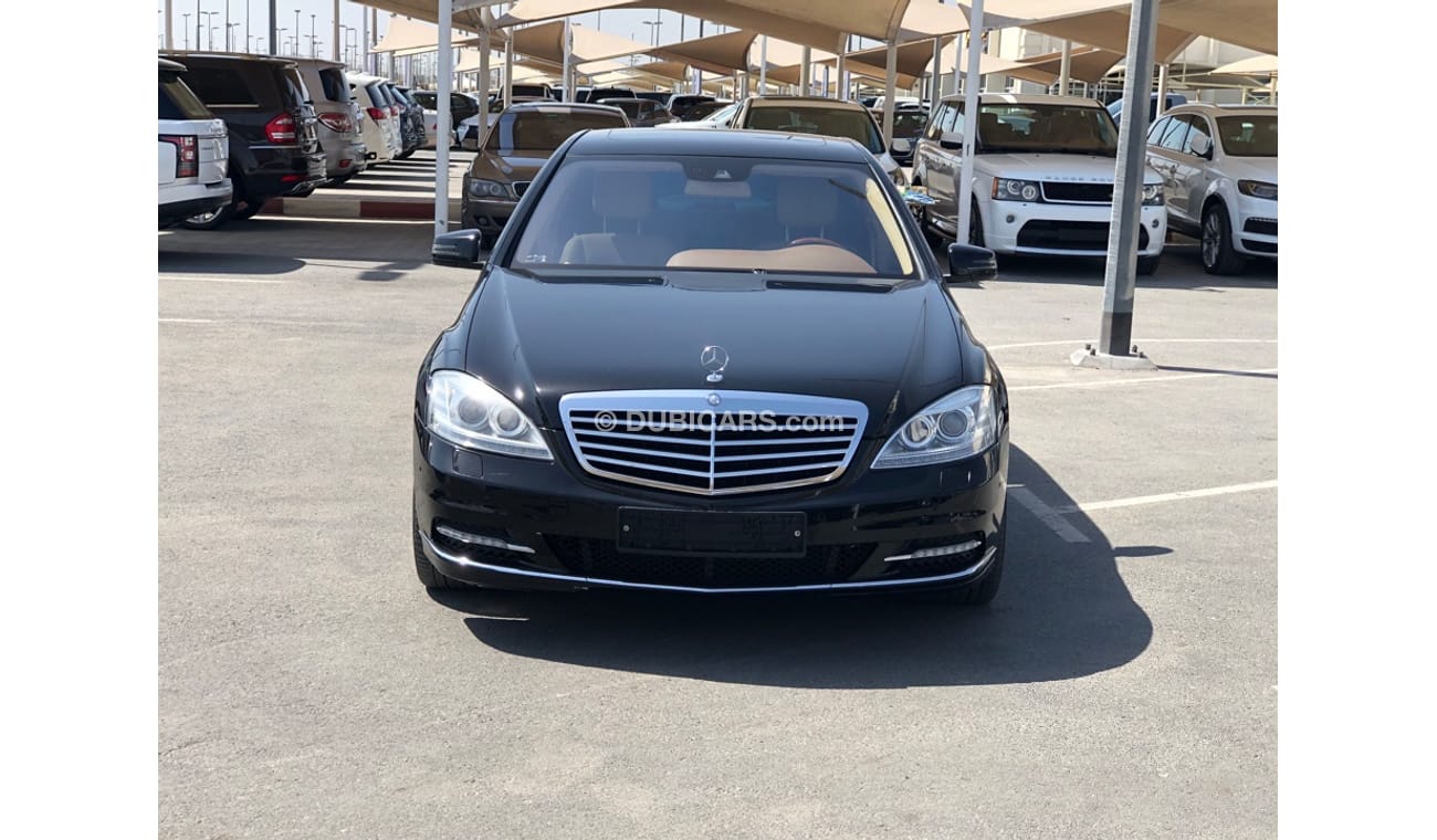 مرسيدس بنز S 550 موديل 2010 حاله ممتازه من الداخل والخارج فل مواصفات كراسي جلد ومثبت سرعه وتحكم كهربي كامل ونظام صوت