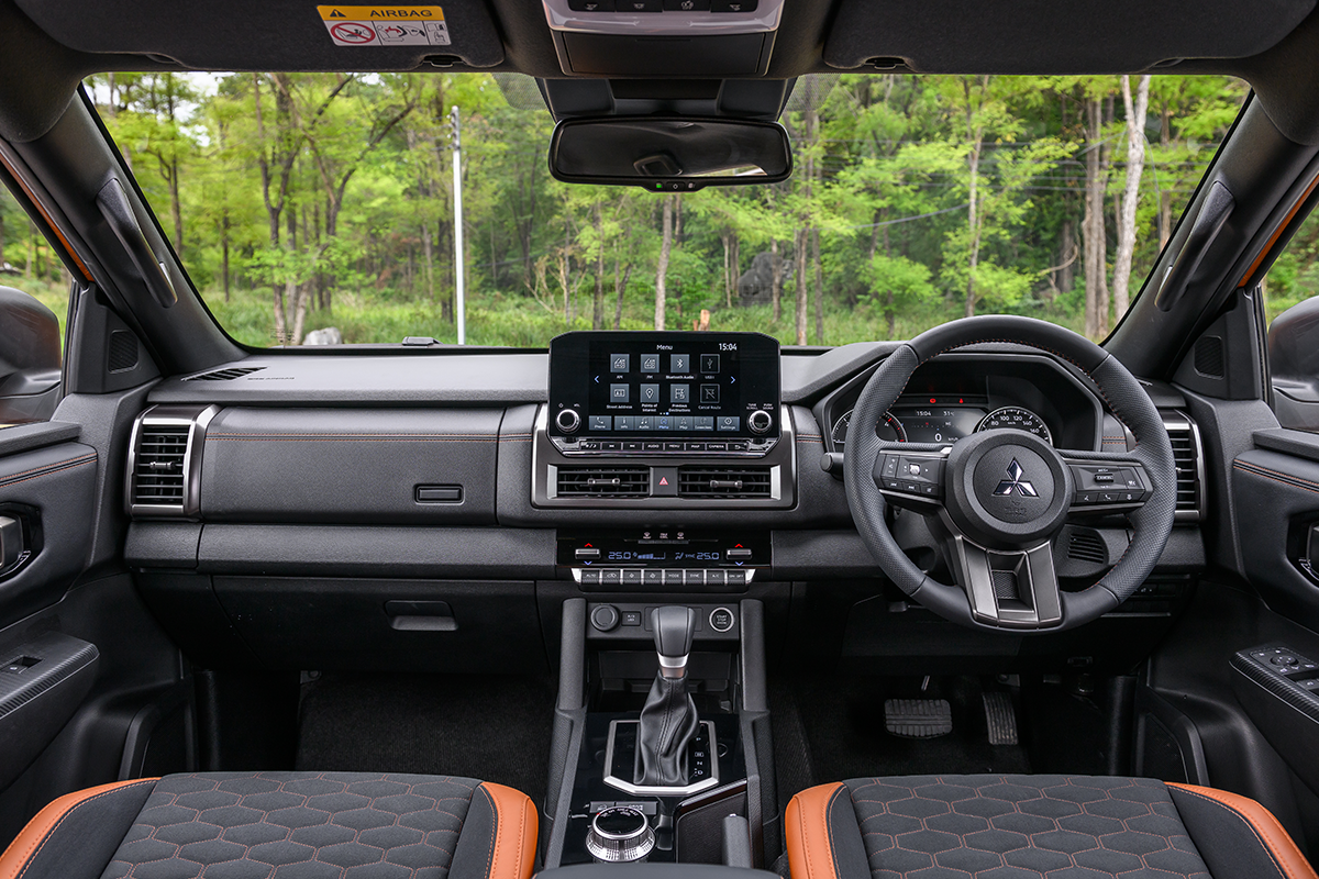 Mitsubishi Triton interior - Cockpit