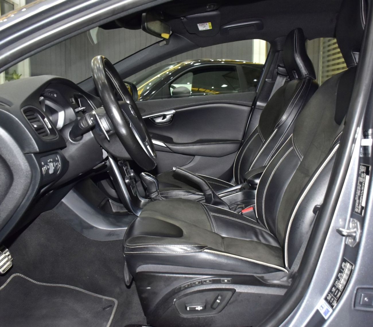 فولفو V40 EXCELLENT DEAL for our Volvo V40 T5 ( 2016 Model ) in Grey Color GCC Specs