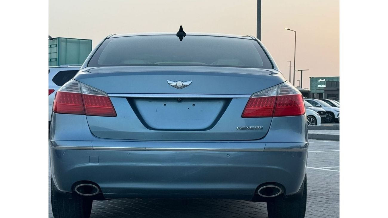 هيونداي جينيسس بحالة ممتازة من الداخل و الخارج