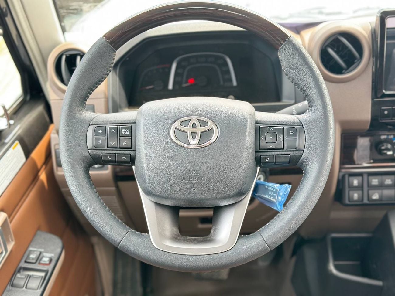 تويوتا لاند كروزر بيك آب S/C LC79 2.8 لتر ديزل أوتوماتيك // 2026 // كاملة المواصفات مع رادار، ثلاجة، قفل تفاضلي، مشغل DVD وكا