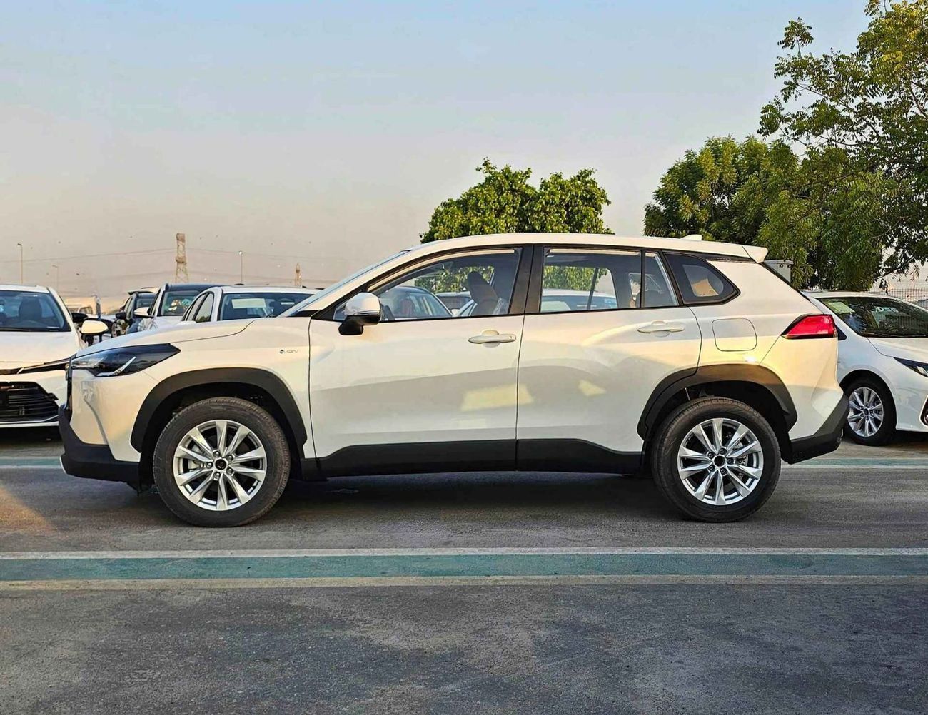 تويوتا كورولا كروس HYBRID ELITE / SUNROOF / FABRIC SEATS / 2.0L V4 PETROL (CODE # CRCHC)