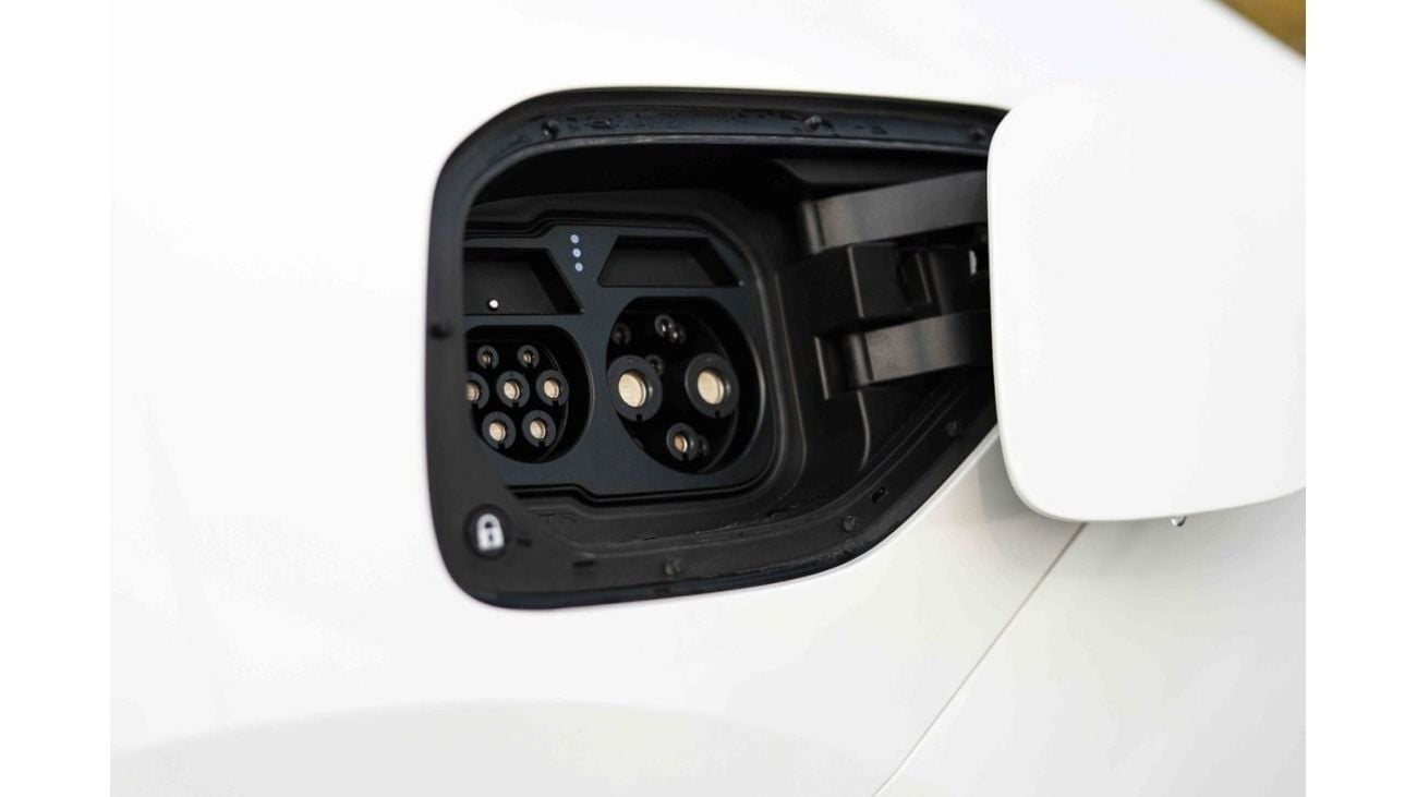 Avatr 12 2024 AVATR 12 PERFORMANCE VERS - White inside PURPLE WHITE | Export Only