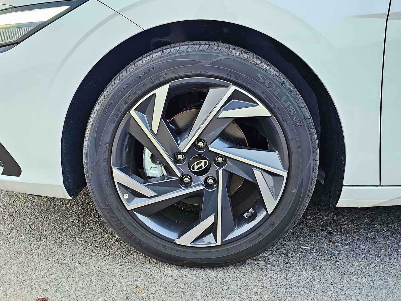 Hyundai Elantra LUXURY / SUNROOF / 1.5L PETROL / LIMITED TIME OFFER