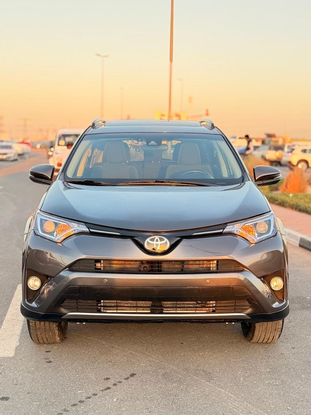 تويوتا راف ٤ XLE 2.5L Full option Sunroof 2018