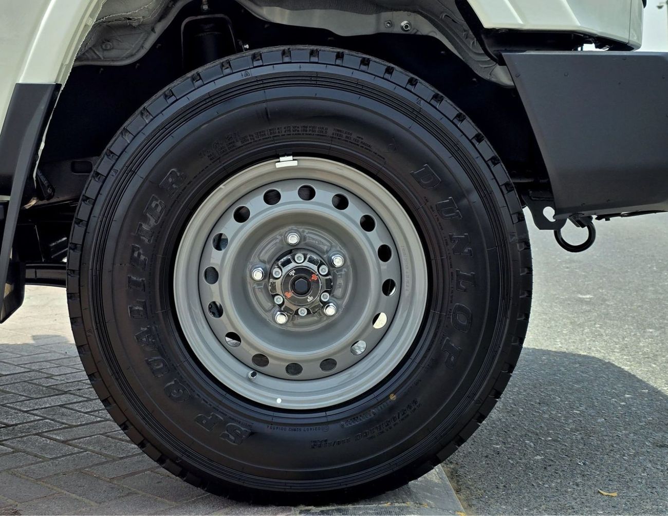 تويوتا لاند كروزر LC76 PETROL 4.0L - STD - E - DIFF LOCK - A/T - WHITE INSIDE BEIGE - 2025 - OMANI