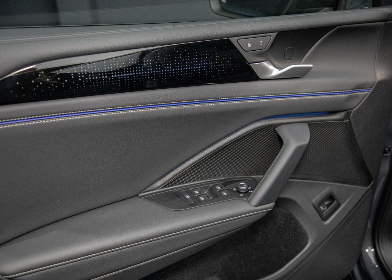 Volkswagen Tiguan R-Line 2.0L 2,195x60 • 20% DP • 2025 Volkswagen Tiguan R-Line Black Edition • VW Warranty + Service 