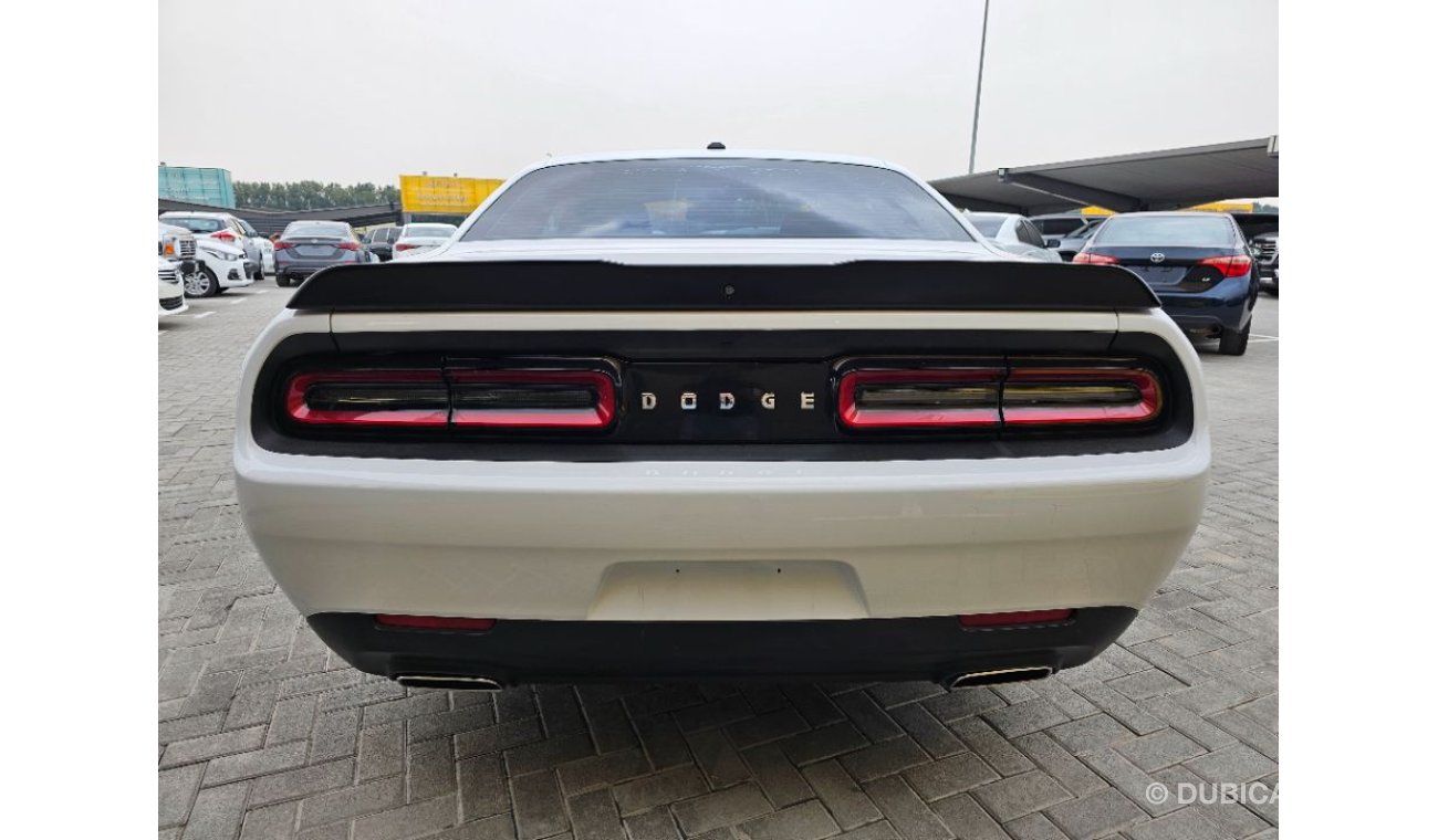 Dodge Challenger SXT v6