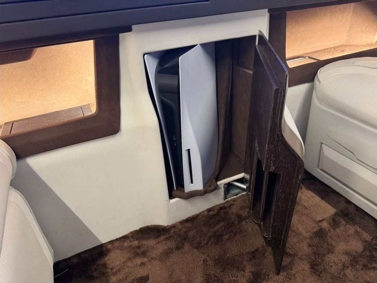 Mercedes Maybach V250 Maybach V250 GCC with Full VIP Upgrade and Maybach Exterior Kit AVAILABLE IN RIGHT OR LEFT HAND DRIVE