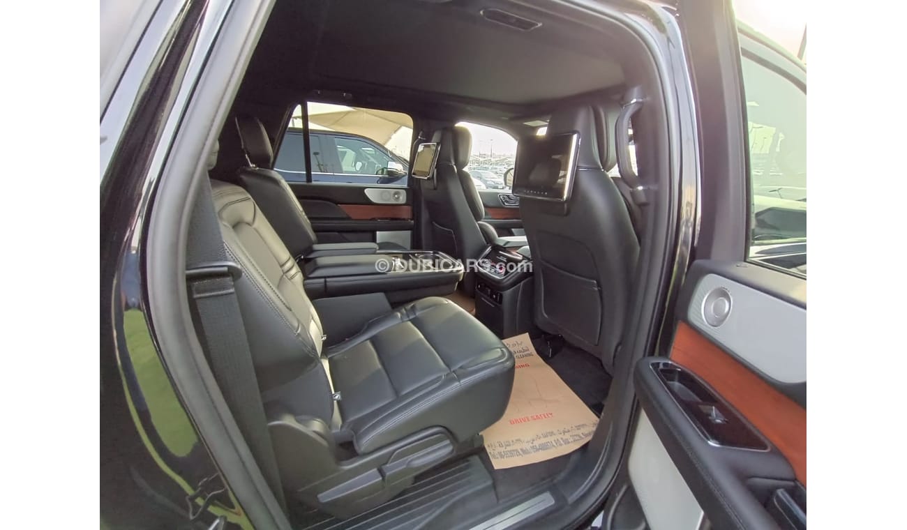 Lincoln Navigator Presidential Car in excellent condition. clean from the inside and outside!