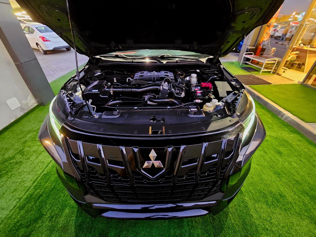 ميتسوبيشي مونتيرو سبورت SIGNATURE EDITION/ STAR LIGHTING/ RED INTERIOR/ LOW MILEAGE