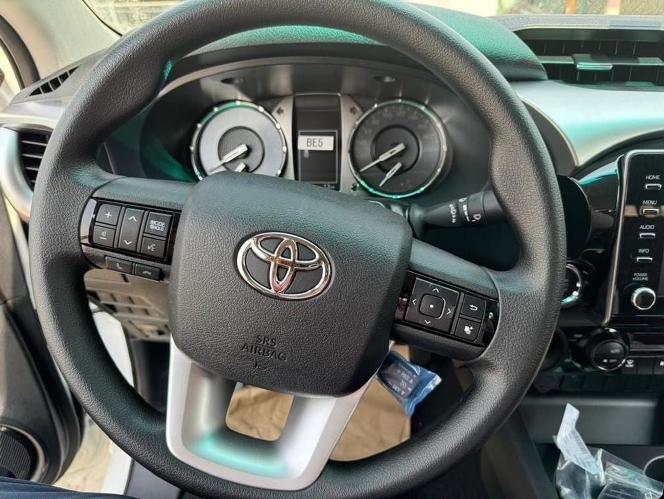 تويوتا هيلوكس Toyota Hilux 2.7L Petrol AT Full Option With Bush Start MY2025